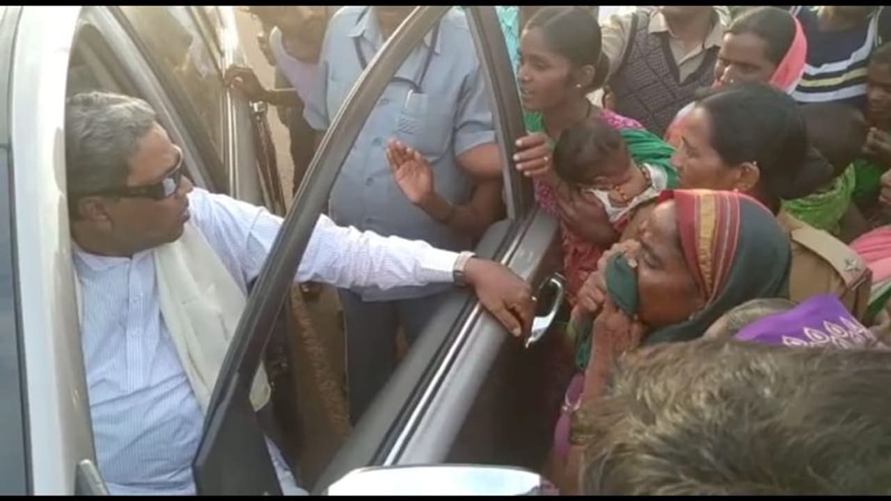 ತವರು ಕ್ಷೇತ್ರ ಬಾದಾಮಿಯಲ್ಲೇ ಸಿದ್ದಾರಾಮಯ್ಯಗೆ ಮಹಿಳೆಯರಿಂದ ಘೇರಾವ್ ತವರು ಕ್ಷೇತ್ರ ಬಾದಾಮಿಯಲ್ಲೇ ಸಿದ್ದಾರಾಮಯ್ಯಗೆ ಮಹಿಳೆಯರಿಂದ ಘೇರಾವ್