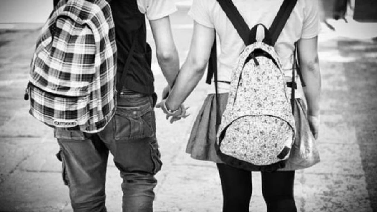 சரமாரி கத்திக்குத்து ! ஆத்திரம் தாங்காமல் தீ வைத்து எரிப்பு ! காதலை எதிர்த்த பெற்ற தந்தையைப் போட்டுத் தள்ளிய 10 ஆம் வகுப்பு மாணவி !! சரமாரி கத்திக்குத்து ! ஆத்திரம் தாங்காமல் தீ வைத்து எரிப்பு ! காதலை எதிர்த்த பெற்ற தந்தையைப் போட்டுத் தள்ளிய 10 ஆம் வகுப்பு மாணவி !!