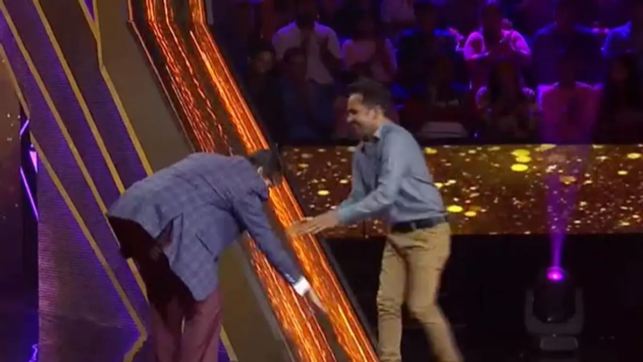 ...तो इसलिए KBC 11 के सेट पर अमिताभ बच्चन ने छूए कंटेस्टेंट के पैर ...तो इसलिए KBC 11 के सेट पर अमिताभ बच्चन ने छूए कंटेस्टेंट के पैर