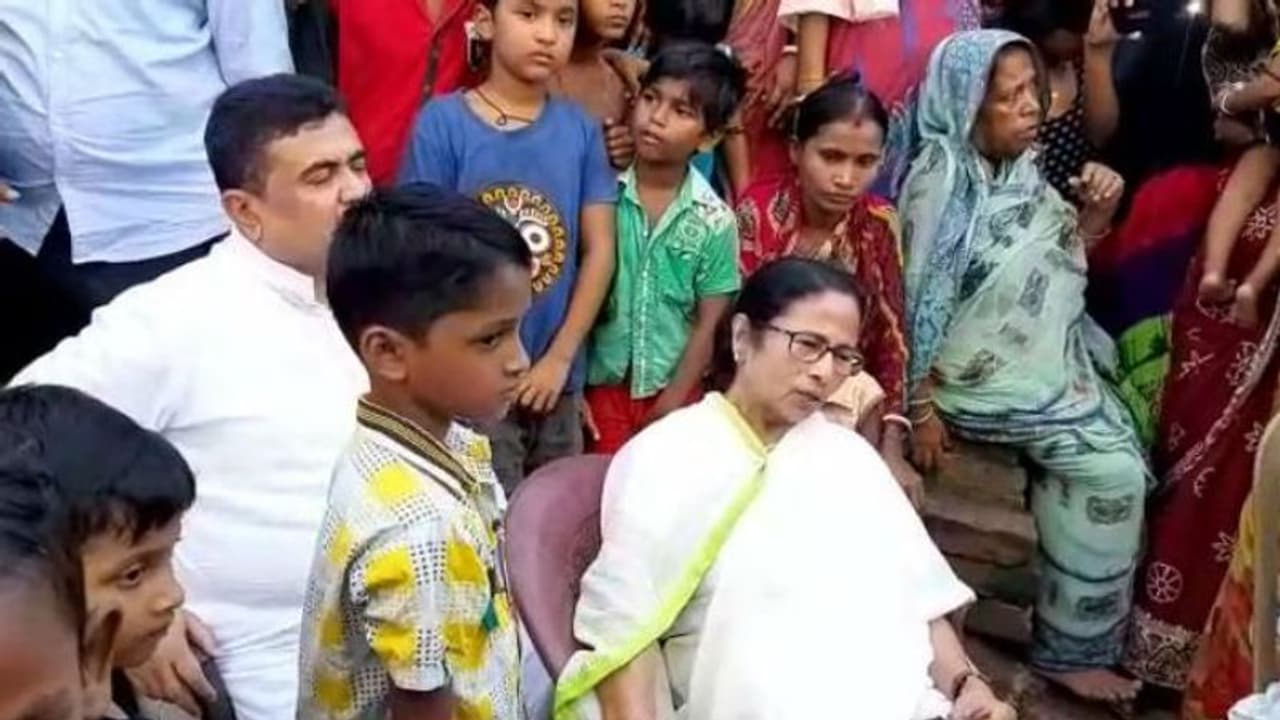 হঠাৎ গ্রামে হাজির মমতা, চা খেয়ে শিশুদের হাতে তুলে দিলেন চকোলেট