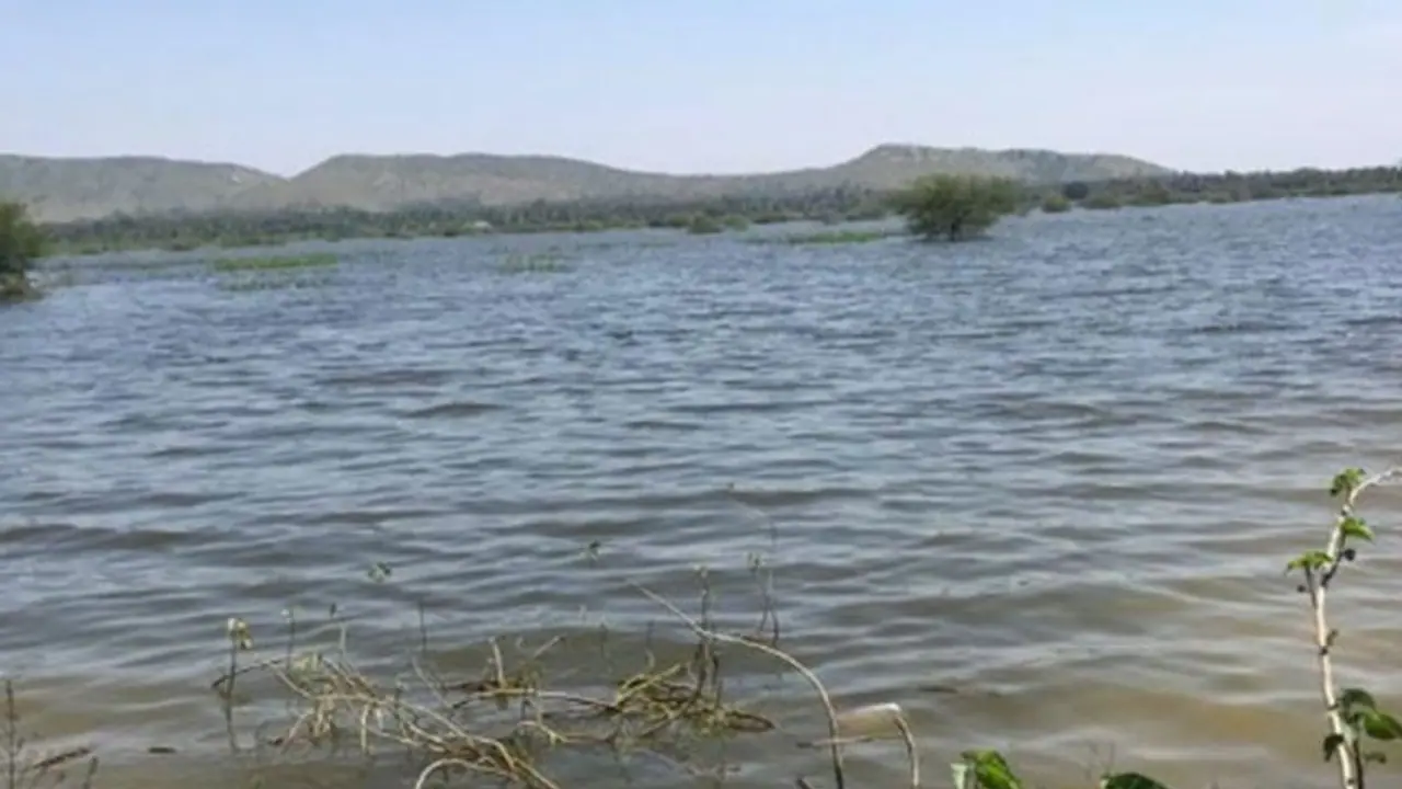 ಯಲಬುರ್ಗಾ: ಹುಲೆಗುಡ್ಡ ಕೆರೆಗೆ ತಡೆಗೋಡೆ ನಿರ್ಮಿಸುವಂತೆ ಆಗ್ರಹ