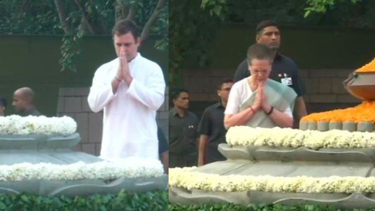 ৭৫ তম জন্মবার্ষিকীতে রাজীব স্মরণে গান্ধী পরিবার, শ্রদ্ধাজ্ঞাপনে নরেন্দ্র মোদী ৭৫ তম জন্মবার্ষিকীতে রাজীব স্মরণে গান্ধী পরিবার, শ্রদ্ধাজ্ঞাপনে নরেন্দ্র মোদী