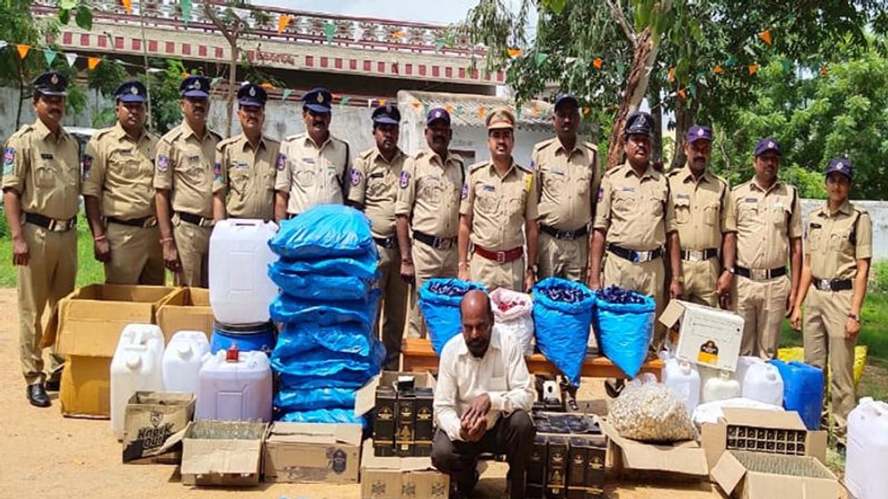 పోచంపల్లిలో నకిలీ మద్యం తయారీ: పలు జిల్లాలకు సరఫరా పోచంపల్లిలో నకిలీ మద్యం తయారీ: పలు జిల్లాలకు సరఫరా