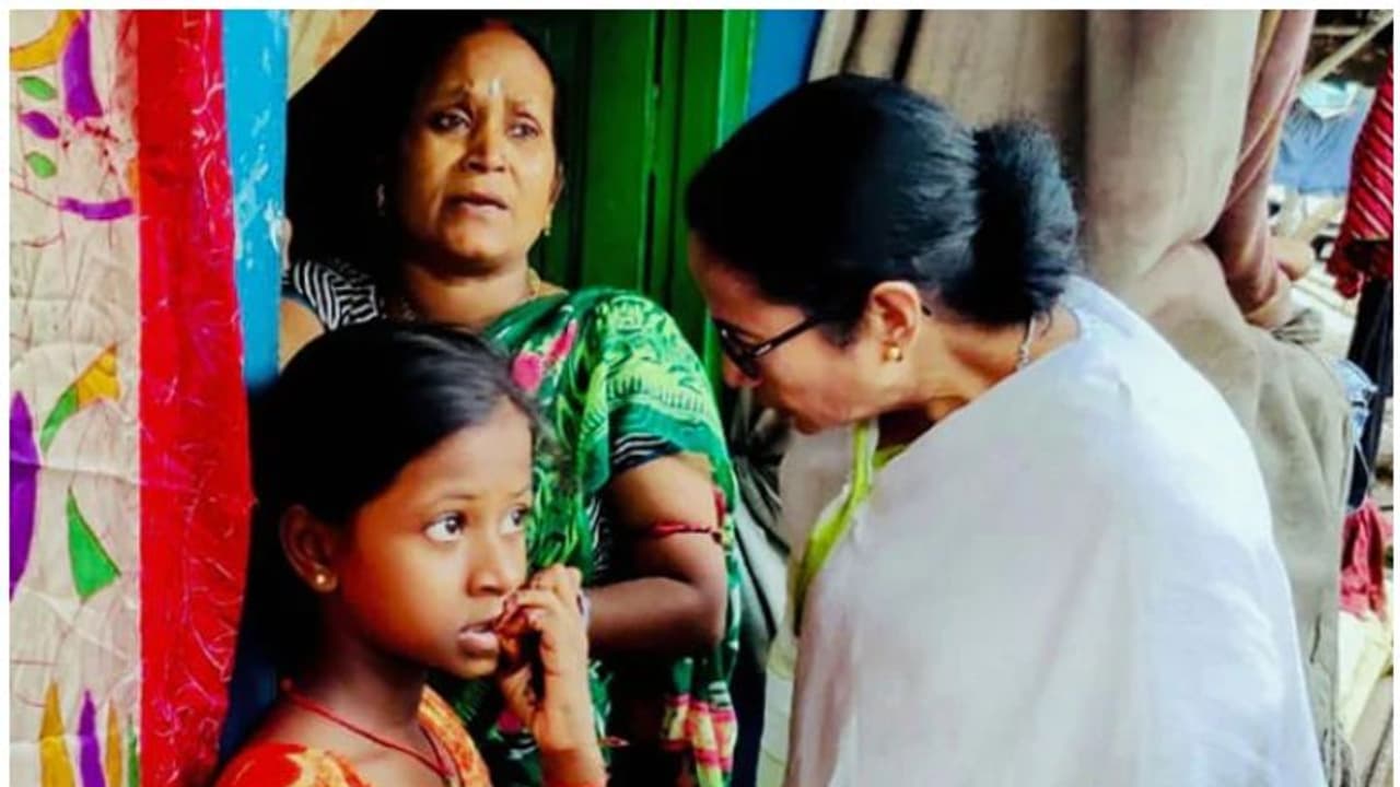 '400 വീടുകള്ക്ക് രണ്ട് കക്കൂസോ?'; ചേരി സന്ദര്ശനത്തിനിടെ മന്ത്രിയോട് പൊട്ടിത്തെറിച്ച് മമതാ ബാനര്ജി '400 വീടുകള്ക്ക് രണ്ട് കക്കൂസോ?'; ചേരി സന്ദര്ശനത്തിനിടെ മന്ത്രിയോട് പൊട്ടിത്തെറിച്ച് മമതാ ബാനര്ജി