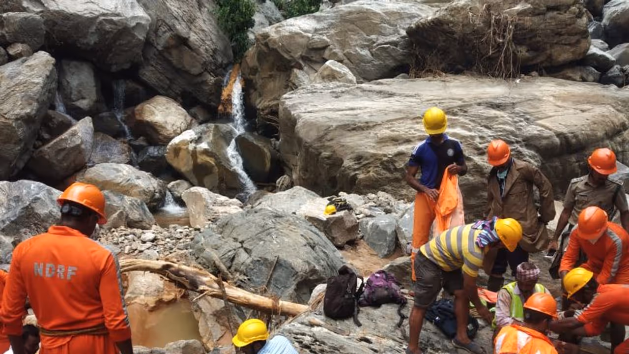 പുത്തുമലയ്ക്ക് സമീപം മൃതദേഹാവശിഷ്ടങ്ങൾ കണ്ടെത്തി; പ്രളയകാലത്തേത് എന്ന് സംശയം