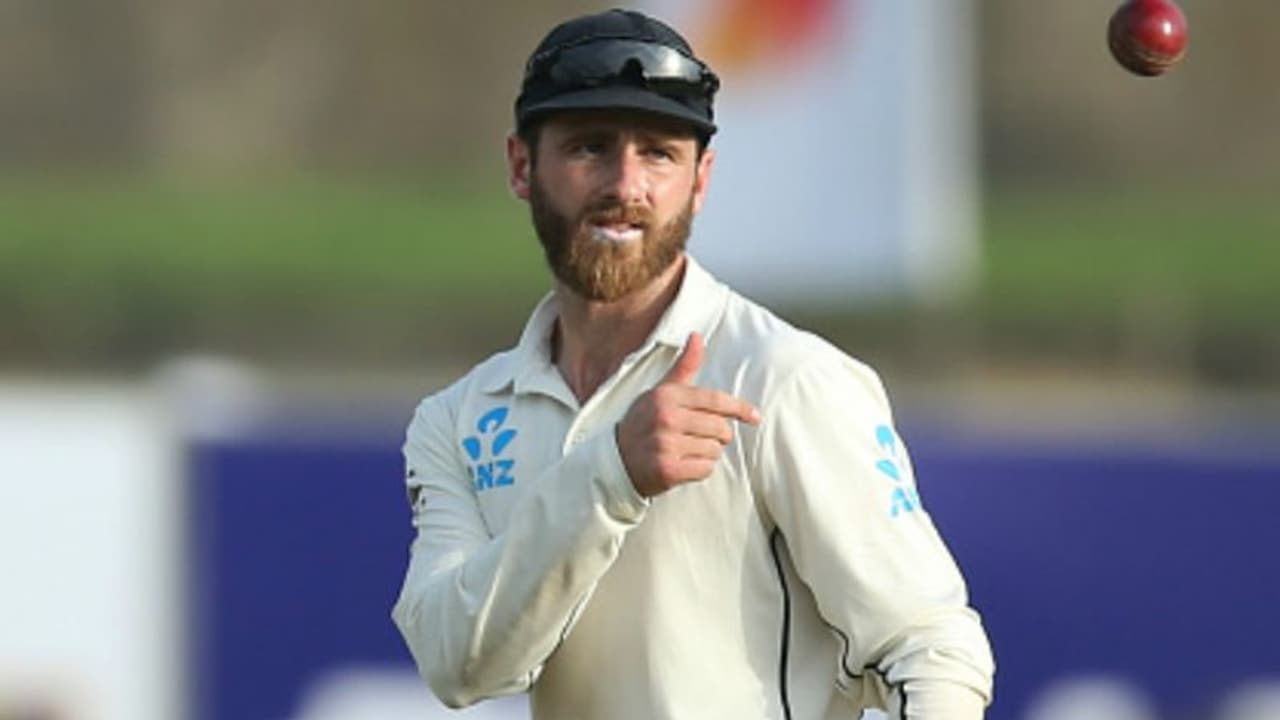 బంతి కాదు, టోపీ బౌండరీ వెలుపలికి...: ఒడిసిపట్టేందుకు వెంటపడిన విలియమ్సన్