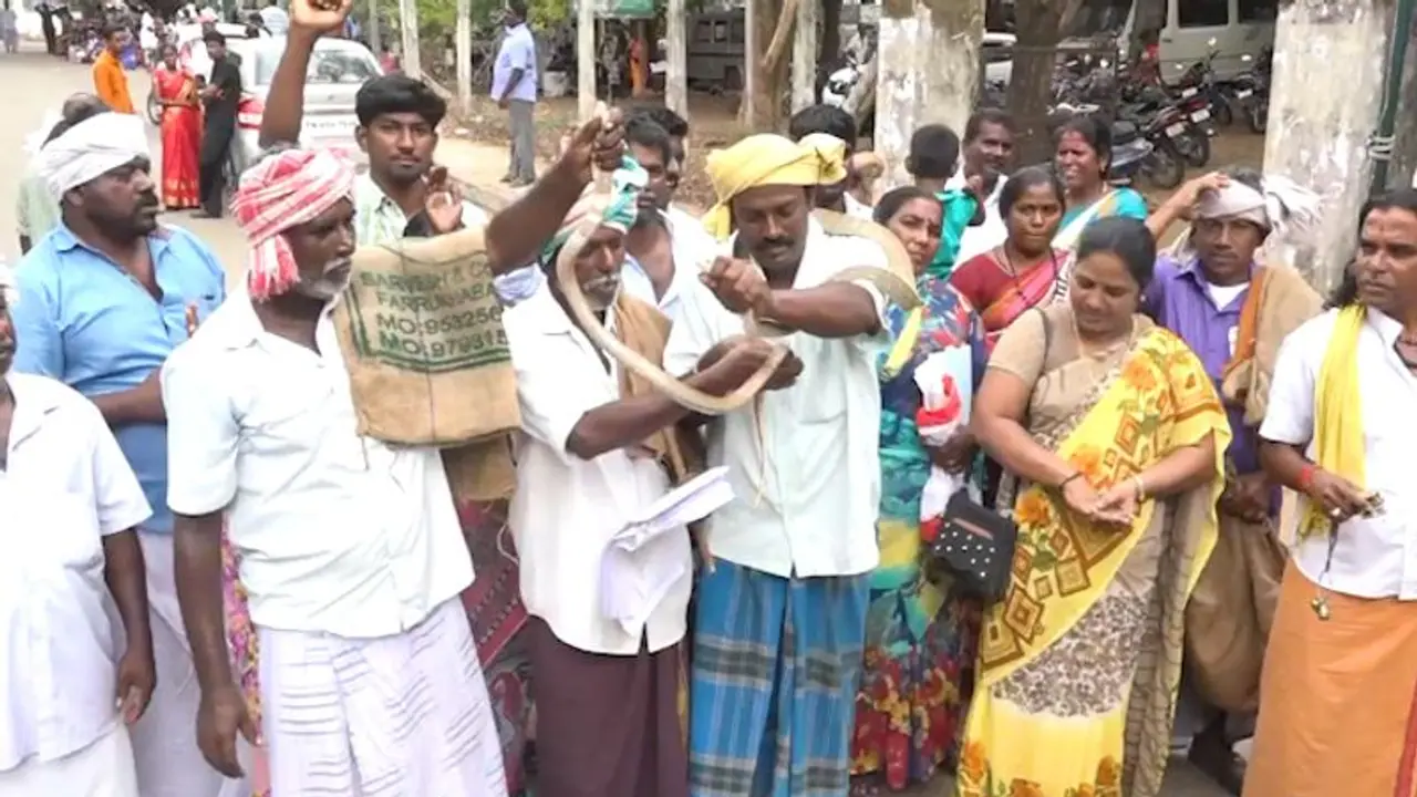 போலீசான்று மூலம் எஸ்சி, எஸ்.டி ஒதுக்கீடுகளை தட்டிப்பறிக்கும் பிறசாதியினர்.. நீதி மன்றம் வேதனை. அதிரடி முடிவு.