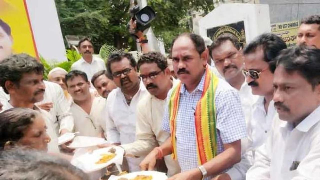 అన్నా క్యాంటీన్‌ను తెరిచిన టీడీపీ ఎమ్మెల్యే: సొంత డబ్బుతో రూ.5కే భోజనం