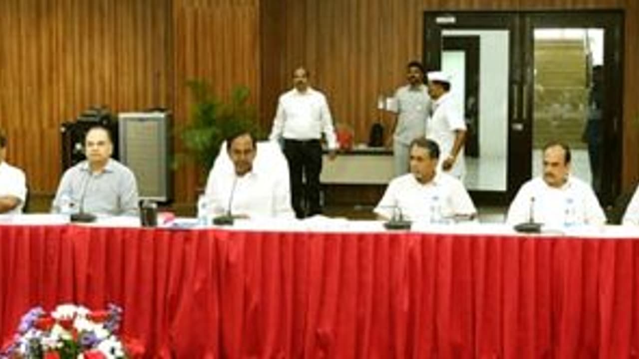 RTCపై సీఎం కేసీఆర్ సమీక్షా సమావేశం: ఈడీల కమిటీ నివేదికపై చర్చ RTCపై సీఎం కేసీఆర్ సమీక్షా సమావేశం: ఈడీల కమిటీ నివేదికపై చర్చ