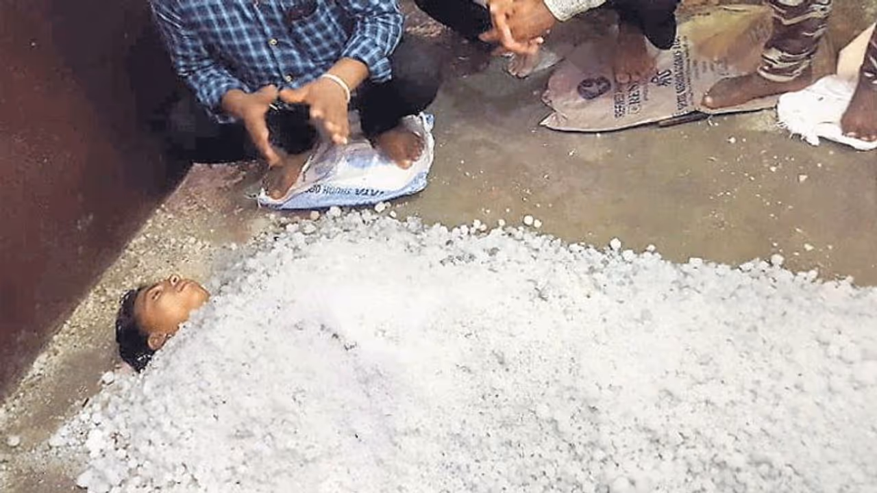 एक मैसेज को सच मान घरवालों ने बेटे के शव को नमक में दबाया, नतीजा आप भी देख लो एक मैसेज को सच मान घरवालों ने बेटे के शव को नमक में दबाया, नतीजा आप भी देख लो