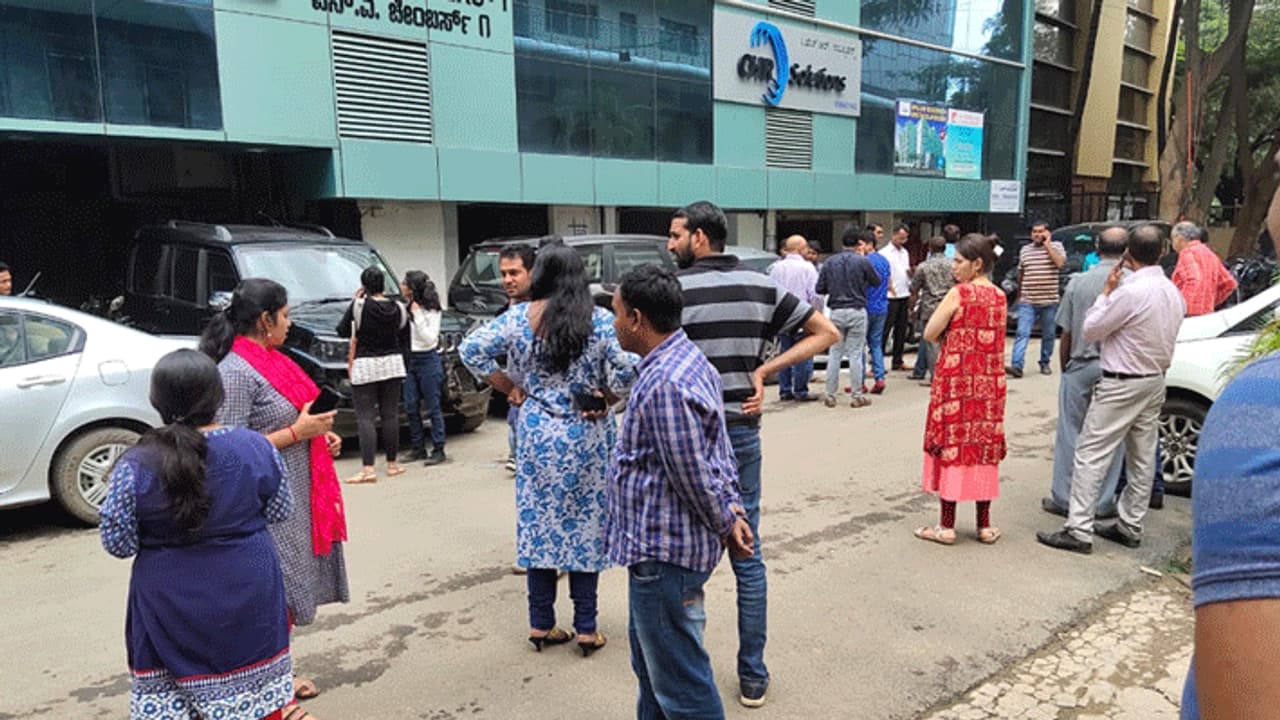 பெங்களூருவில் பயங்கர ’நில அதிர்வு’... பொதுமக்கள் அலறியடித்து ஓட்டம்..! பெங்களூருவில் பயங்கர ’நில அதிர்வு’... பொதுமக்கள் அலறியடித்து ஓட்டம்..!