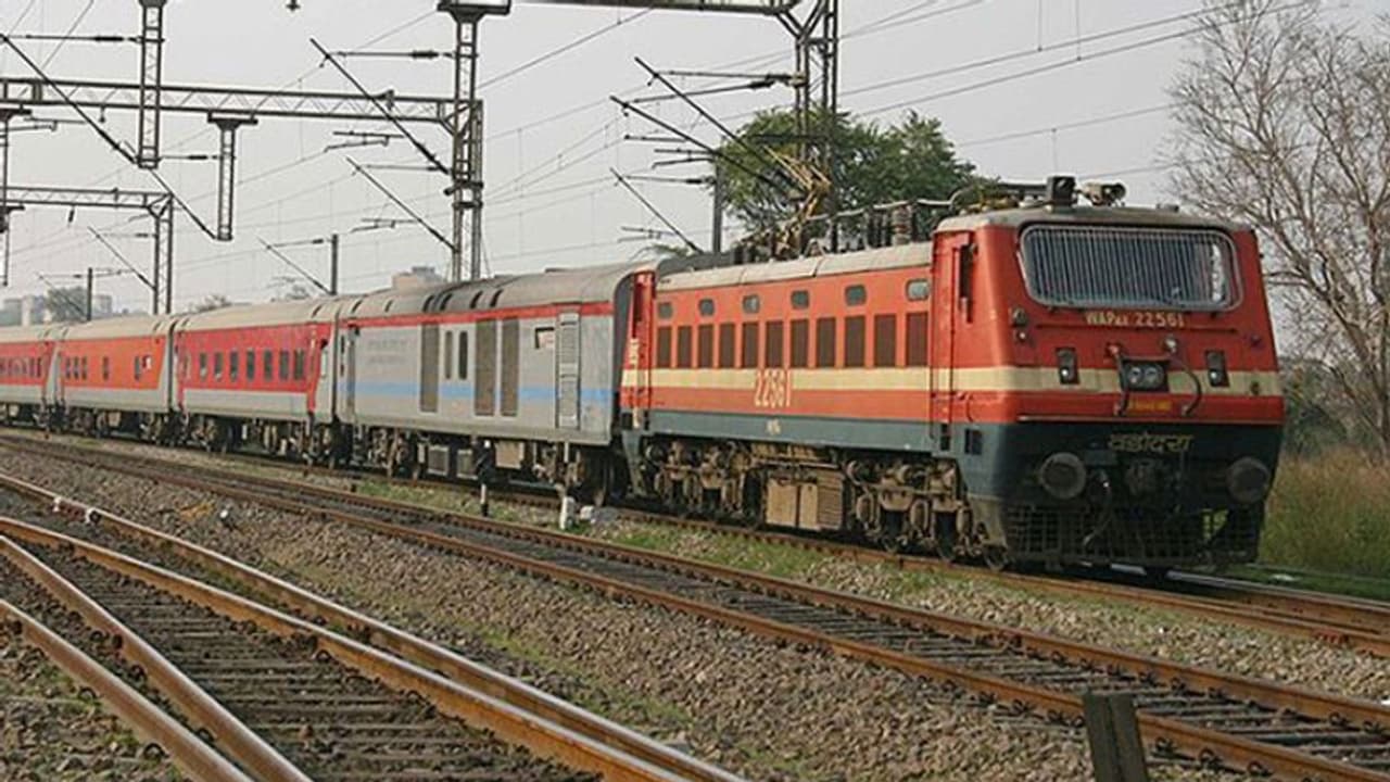 সিমেন্টের পিলারে ধাক্কা, বড় দুর্ঘটনা এড়াল রাজধানী এক্সপ্রেস সিমেন্টের পিলারে ধাক্কা, বড় দুর্ঘটনা এড়াল রাজধানী এক্সপ্রেস