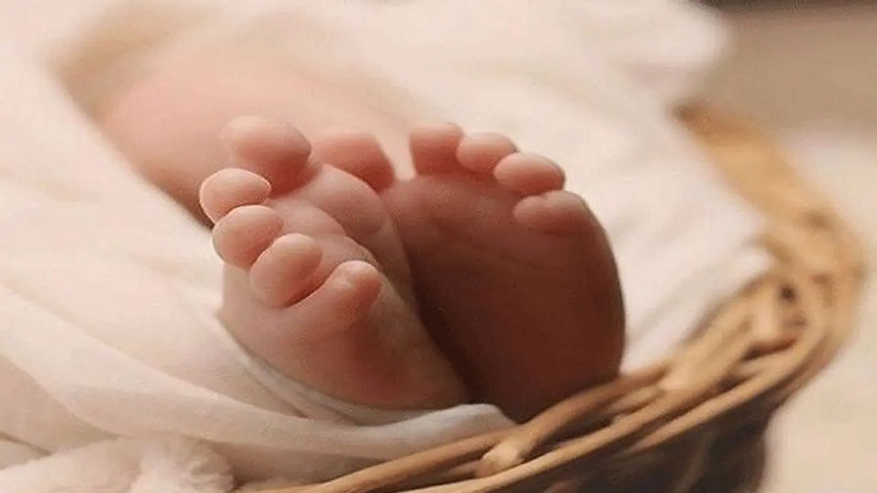 బస్సు కిందకు చిన్నారిని విసిరిన తల్లి: చితకబాదిన స్థానికులు