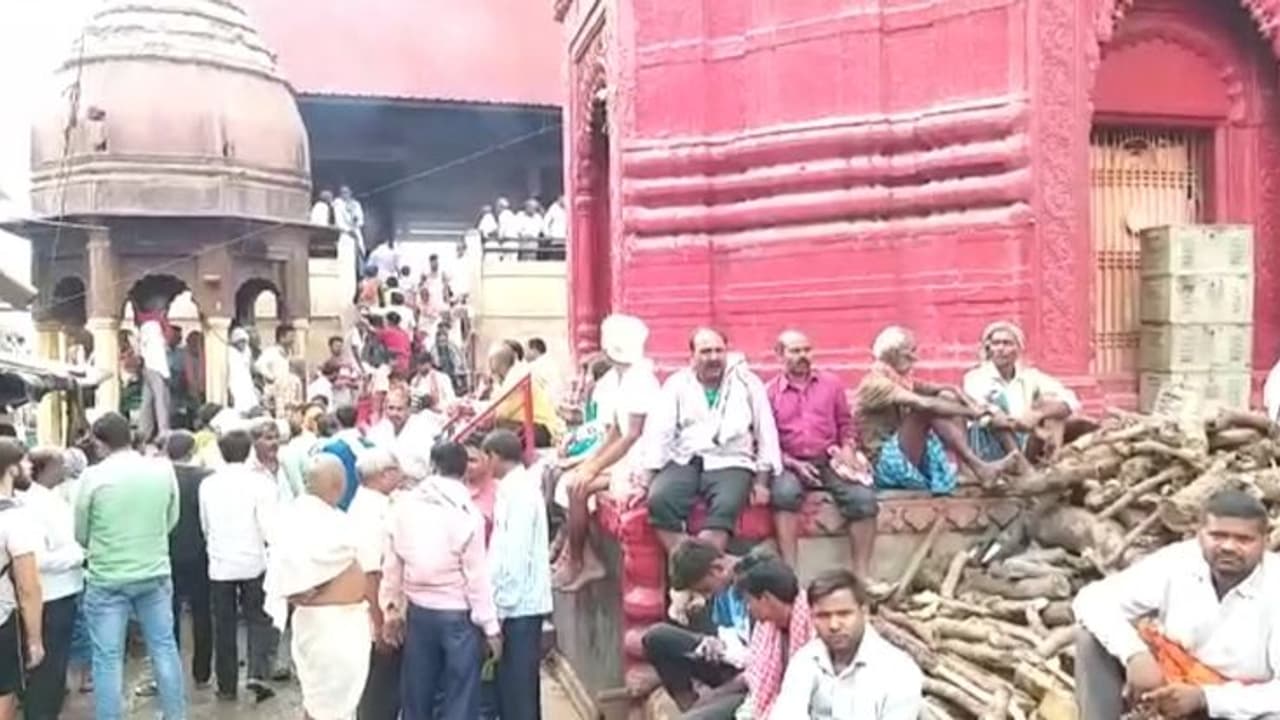 गंगा का रौद्र रूप, महा श्मशान में शवों का वेटिंग लाइन, घंटों बाद आ रहा है नंबर गंगा का रौद्र रूप, महा श्मशान में शवों का वेटिंग लाइन, घंटों बाद आ रहा है नंबर