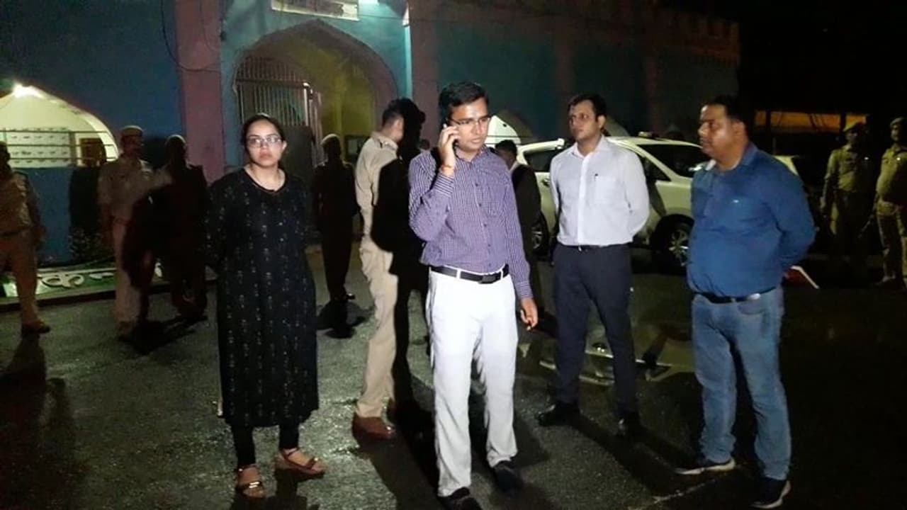 जम्मू कश्मीर जेल से 30 बंदी वाराणसी जेल में शिफ्ट, हिजबुल आतंकी, पाक जासूस समेत कई पत्थरबाज़ शामिल जम्मू कश्मीर जेल से 30 बंदी वाराणसी जेल में शिफ्ट, हिजबुल आतंकी, पाक जासूस समेत कई पत्थरबाज़ शामिल