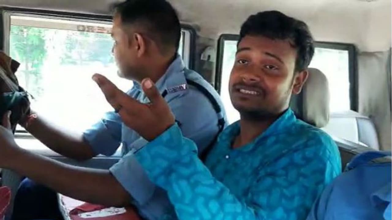 মহিলাদের সঙ্গে অশ্লীল চ্যাট, বিজেপি নেতার কুকীর্তি ফেসবুকে ফাঁস করলেন স্ত্রী মহিলাদের সঙ্গে অশ্লীল চ্যাট, বিজেপি নেতার কুকীর্তি ফেসবুকে ফাঁস করলেন স্ত্রী