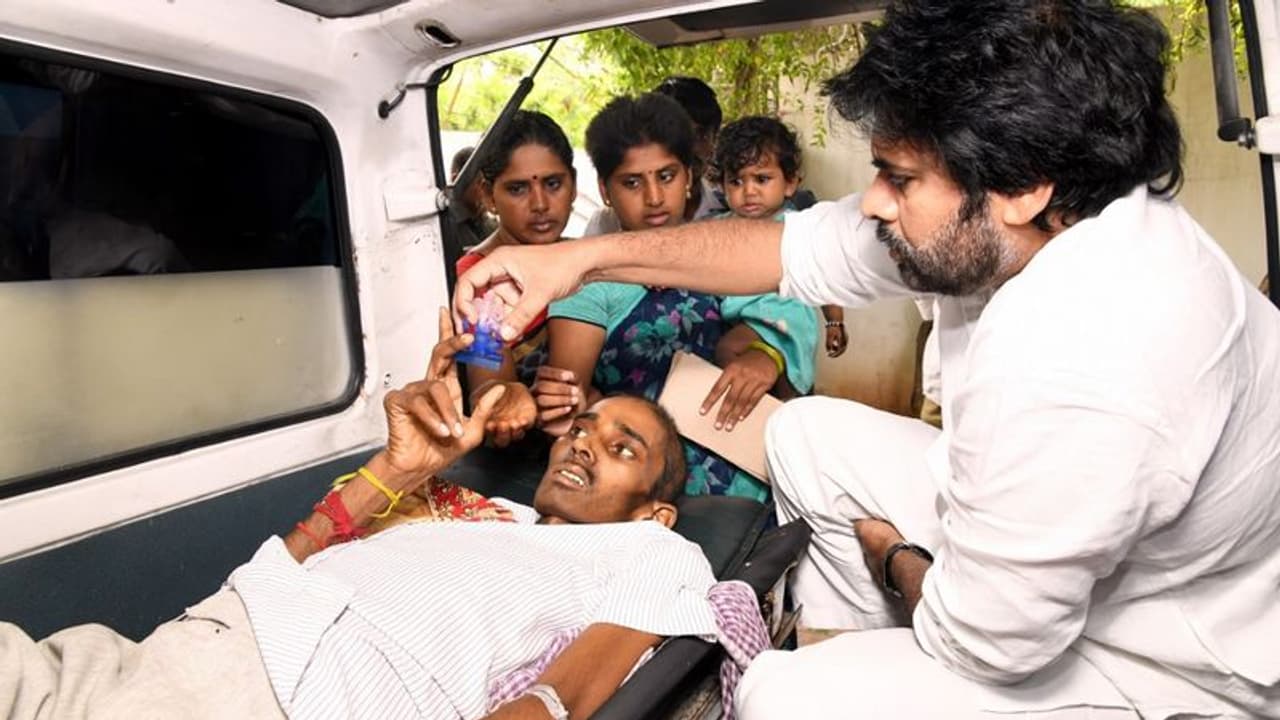 అభిమాని ఆకాంక్ష నెరవేర్చిన పవన్ కళ్యాణ్ అభిమాని ఆకాంక్ష నెరవేర్చిన పవన్ కళ్యాణ్