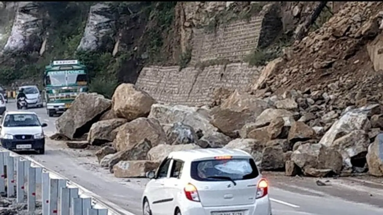 হিমাচল প্রদেশে ধস নেমে অবরুদ্ধ রাস্তা, আটকে কয়েক হাজার পর্যটক হিমাচল প্রদেশে ধস নেমে অবরুদ্ধ রাস্তা, আটকে কয়েক হাজার পর্যটক