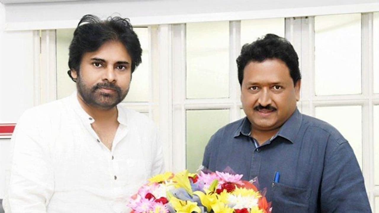 మెగాస్టార్ బర్త్ డే: అభిమానుల వేడుకలో పవర్ స్టార్ మెగాస్టార్ బర్త్ డే: అభిమానుల వేడుకలో పవర్ స్టార్