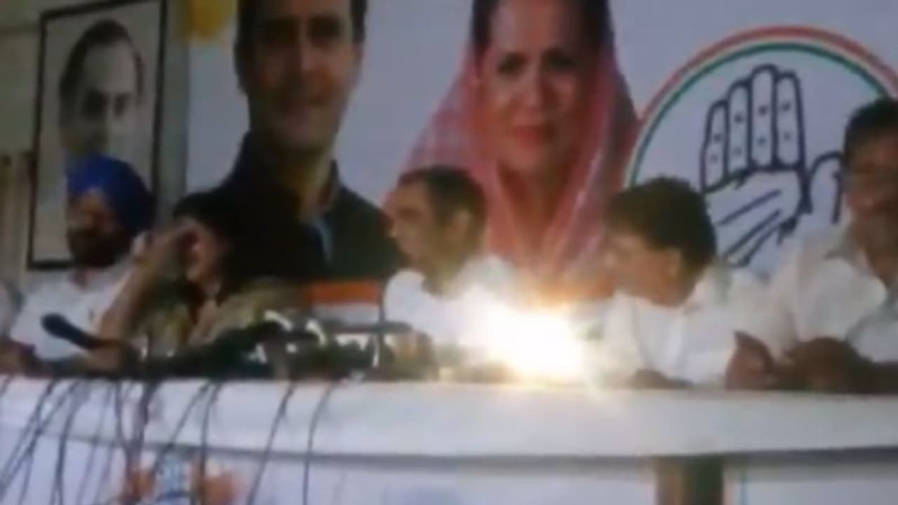 मध्यप्रदेश: टॉर्च की रोशनी में ऊर्जा मंत्री ने की प्रेस कॉन्फ्रेंस, बत्ती गुल होने पर शिवराज ने कसा तंज मध्यप्रदेश: टॉर्च की रोशनी में ऊर्जा मंत्री ने की प्रेस कॉन्फ्रेंस, बत्ती गुल होने पर शिवराज ने कसा तंज