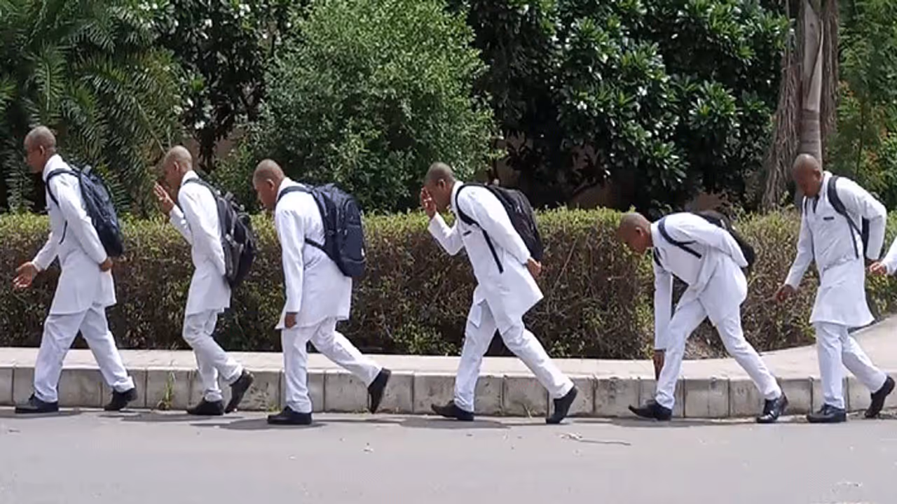 मुलायम के सैफई में खौफनाक रैगिंग, 150 MBBS छात्रों के सिर मुंडवाए मुलायम के सैफई में खौफनाक रैगिंग, 150 MBBS छात्रों के सिर मुंडवाए