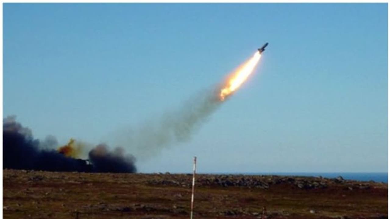 മിസൈല് പരീക്ഷണം പരാജയപ്പെട്ട് അഞ്ച് മരണം; സ്ഫോടനത്തോടെ നിലച്ച് റഷ്യന് ന്യൂക്ലിയര് മോണിറ്ററിങ് സ്റ്റേഷനുകള്, ആശങ്ക മിസൈല് പരീക്ഷണം പരാജയപ്പെട്ട് അഞ്ച് മരണം; സ്ഫോടനത്തോടെ നിലച്ച് റഷ്യന് ന്യൂക്ലിയര് മോണിറ്ററിങ് സ്റ്റേഷനുകള്, ആശങ്ക