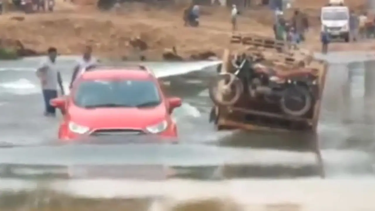 ತುಂಬಿ ಹರಿಯುತ್ತಿರುವ ನದಿ ದಾಟಿದ ಫೋರ್ಡ್ ಇಕೋಸ್ಪೋರ್ಟ್! ತುಂಬಿ ಹರಿಯುತ್ತಿರುವ ನದಿ ದಾಟಿದ ಫೋರ್ಡ್ ಇಕೋಸ್ಪೋರ್ಟ್!