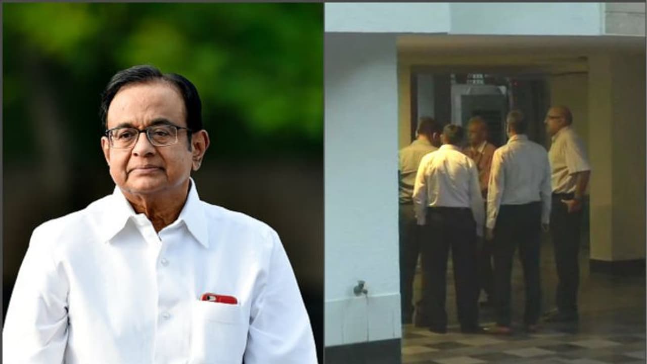 সিবিআই হানা দিল বাড়িতে, সুপ্রিম কোর্টে দরজায় দরজায় ঘুরে খালি হাতে ফিরলেন চিদাম্বরম