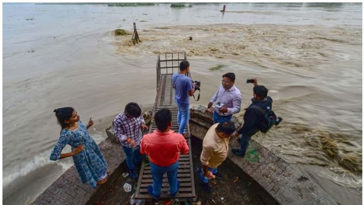 ഉത്തരേന്ത്യയില് പ്രളയക്കെടുതി രൂക്ഷം; യമുന റെയിൽവേ പാലത്തിലൂടെയുള്ള ട്രെയിൻ ഗതാഗതം നിർത്തിവച്ചു ഉത്തരേന്ത്യയില് പ്രളയക്കെടുതി രൂക്ഷം; യമുന റെയിൽവേ പാലത്തിലൂടെയുള്ള ട്രെയിൻ ഗതാഗതം നിർത്തിവച്ചു