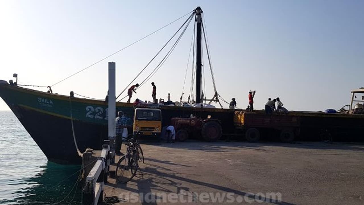 ലക്ഷദ്വീപിലേക്കുള്ള എല്ലാ കപ്പൽ സർവ്വീസുകളും നിർത്തിവച്ച് ഉത്തരവ് ലക്ഷദ്വീപിലേക്കുള്ള എല്ലാ കപ്പൽ സർവ്വീസുകളും നിർത്തിവച്ച് ഉത്തരവ്