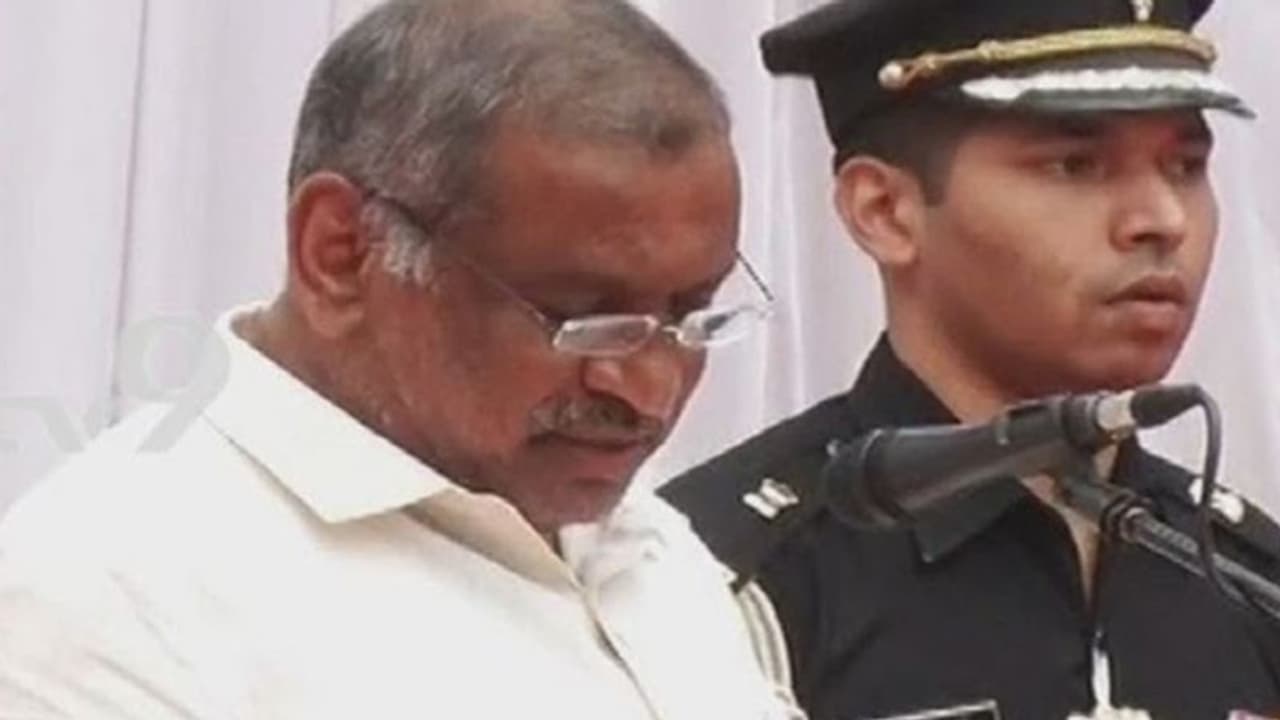 ప్రమాణంలో తడబాటు: మంత్రికి బదులు ముఖ్యమంత్రి అన్నారు ప్రమాణంలో తడబాటు: మంత్రికి బదులు ముఖ్యమంత్రి అన్నారు