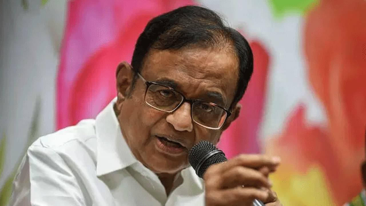 సీజేఐ వద్దకు బెయిల్ పిటిషన్, మధ్యాహ్నం తేలనున్న చిదంబరం భవితవ్యం సీజేఐ వద్దకు బెయిల్ పిటిషన్, మధ్యాహ్నం తేలనున్న చిదంబరం భవితవ్యం