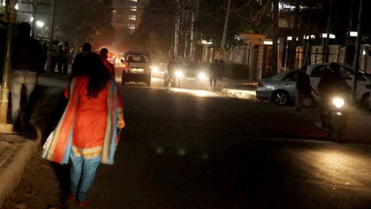 लड़की ने की लव मैरिज तो शहर में मचा बवाल, बंद हो गईं दुकाने धरने पर बैठे लोग, वो बोली मुझे कोई जुदा नहीं कर सकता...