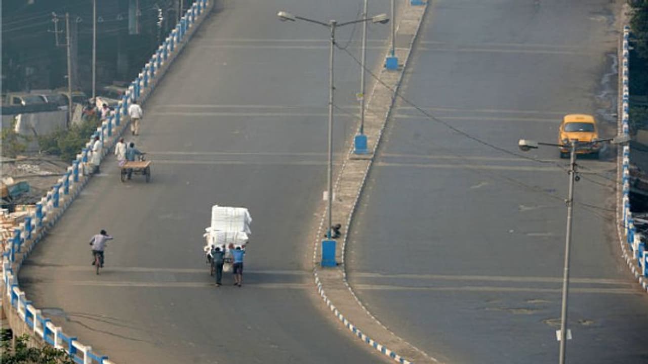 সেতুর পর এবার বন্ধ ভারী যান চলাচলও, এমন সিদ্ধান্তই নেওয়া হল খিদিরপুর ও কালীঘাট সেতুর ক্ষেত্রে সেতুর পর এবার বন্ধ ভারী যান চলাচলও, এমন সিদ্ধান্তই নেওয়া হল খিদিরপুর ও কালীঘাট সেতুর ক্ষেত্রে