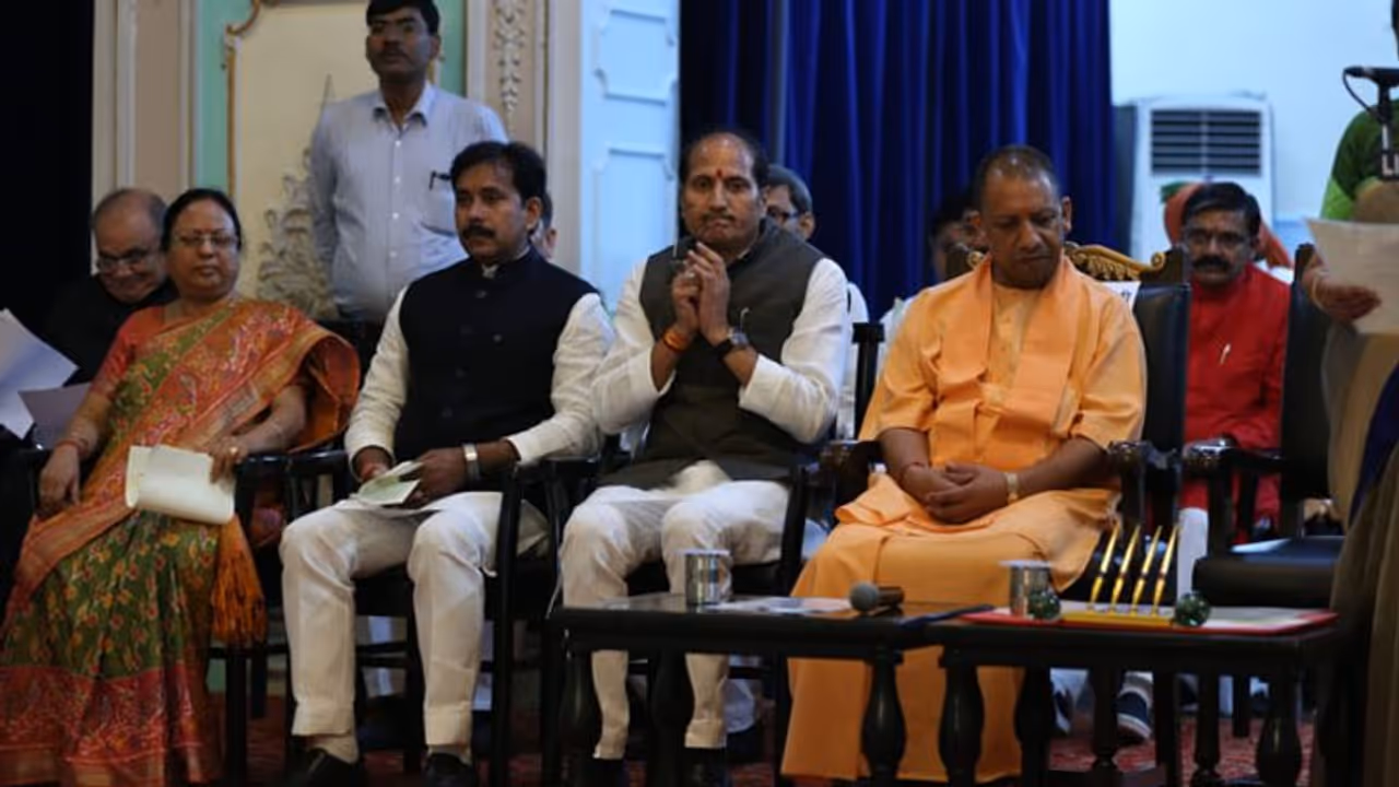 योगी मंत्रिमंडल से 4 मंत्रियों की छुट्टी, जानिए क्या रही वजह योगी मंत्रिमंडल से 4 मंत्रियों की छुट्टी, जानिए क्या रही वजह