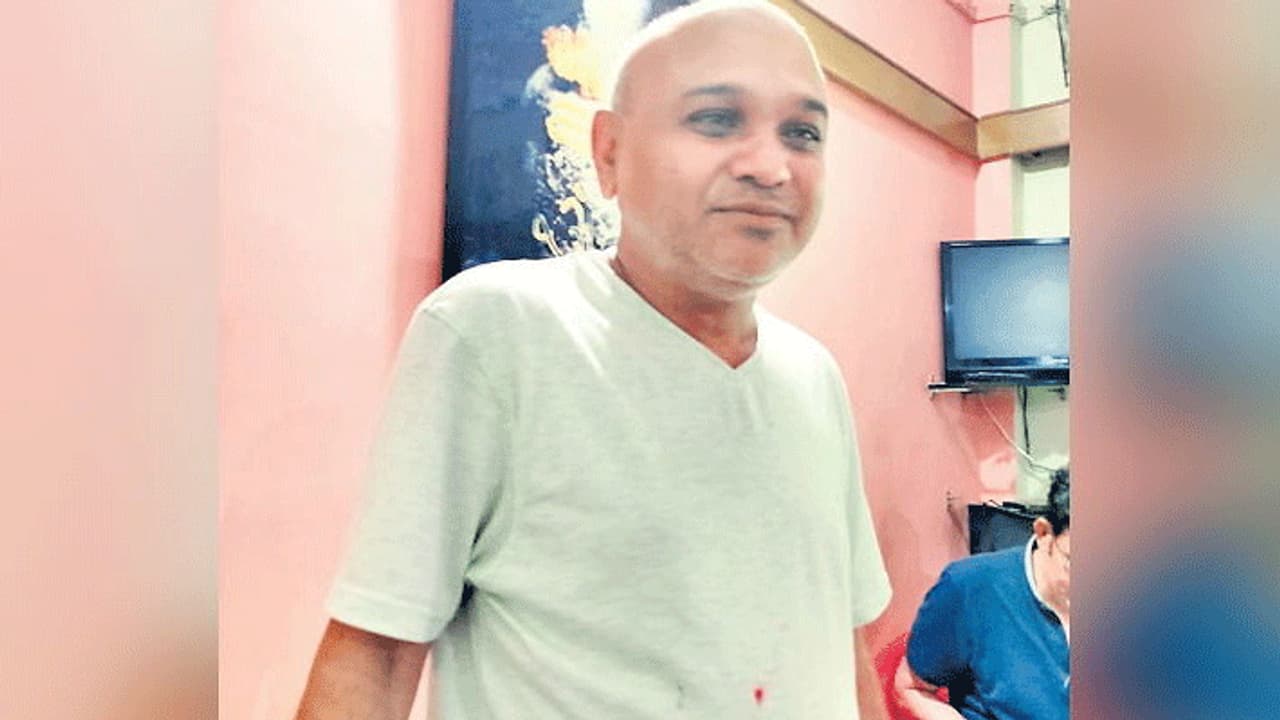 अचानक सुबह कुछ लोग घर के अंदर घुसे, परिचय सुनते ही कुर्सी पर बैठ रोने लगा अफसर, बोला मैंने कुछ नहीं किया... अचानक सुबह कुछ लोग घर के अंदर घुसे, परिचय सुनते ही कुर्सी पर बैठ रोने लगा अफसर, बोला मैंने कुछ नहीं किया...