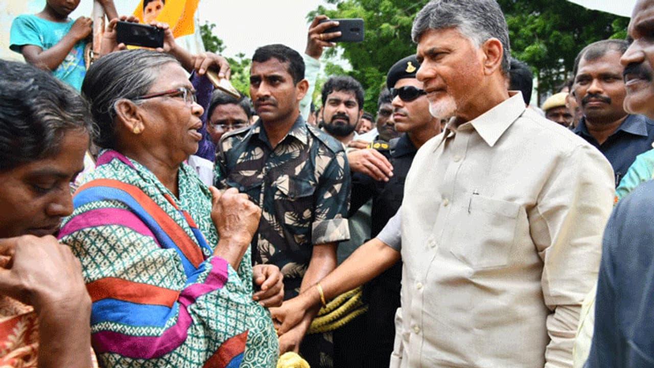 గుంటూరులో తొలగిన టెన్షన్: స్వగ్రామాలకు వైసీపీ బాధితులు గుంటూరులో తొలగిన టెన్షన్: స్వగ్రామాలకు వైసీపీ బాధితులు