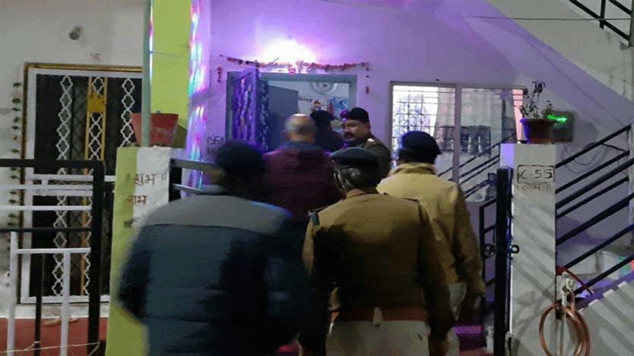 दवा लेने गए थे बेटा बहू, घर वापस लौटे तो देखा ऐसा खौफनाक मंजर कि उड़ गए दोनों के होश दवा लेने गए थे बेटा बहू, घर वापस लौटे तो देखा ऐसा खौफनाक मंजर कि उड़ गए दोनों के होश