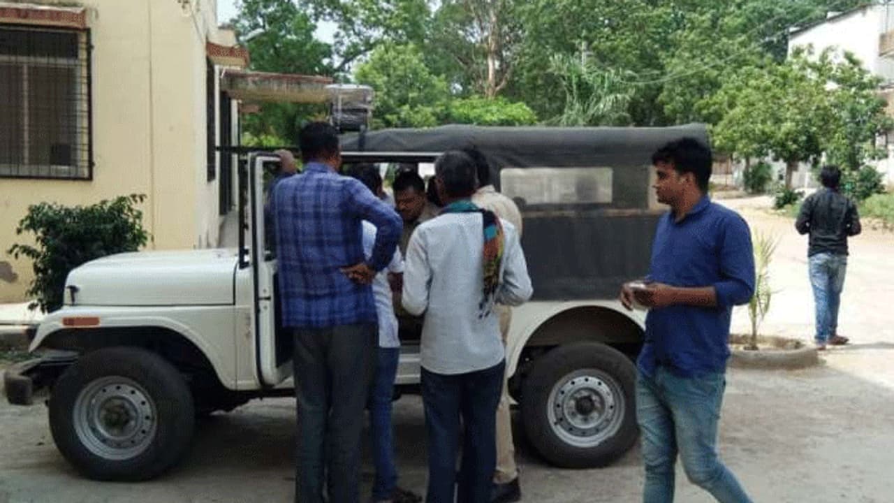 मौत के मुंह में जा चुका था शख्स, पुलिस के 2 जवानों ने सीना दबाया, मुंह में सांस भरी और जिंदा हो गया वो.. मौत के मुंह में जा चुका था शख्स, पुलिस के 2 जवानों ने सीना दबाया, मुंह में सांस भरी और जिंदा हो गया वो..