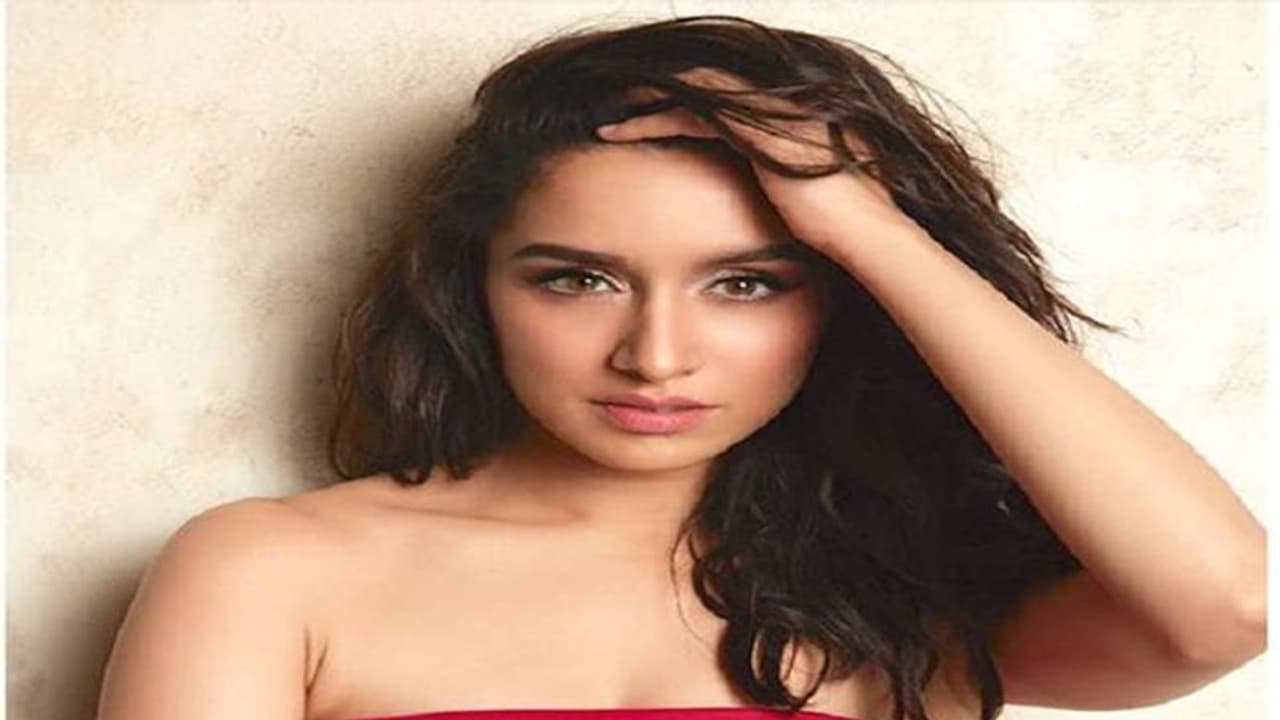 ఫస్ట్ టైం మందుకొట్టి అమ్మకు అలా దొరికిపోయా.. శ్రద్దా కపూర్! ఫస్ట్ టైం మందుకొట్టి అమ్మకు అలా దొరికిపోయా.. శ్రద్దా కపూర్!