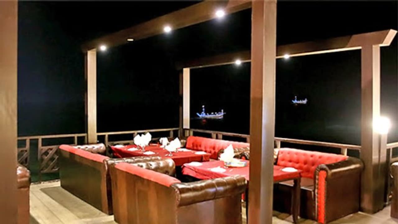 हिंदू जानकर रेस्टोरेंट ने खाना देने से किया इनकार और बाहर निकाला, विवाद बढ़ा तो शॉल ओढ़ाकर दिया सम्मान हिंदू जानकर रेस्टोरेंट ने खाना देने से किया इनकार और बाहर निकाला, विवाद बढ़ा तो शॉल ओढ़ाकर दिया सम्मान