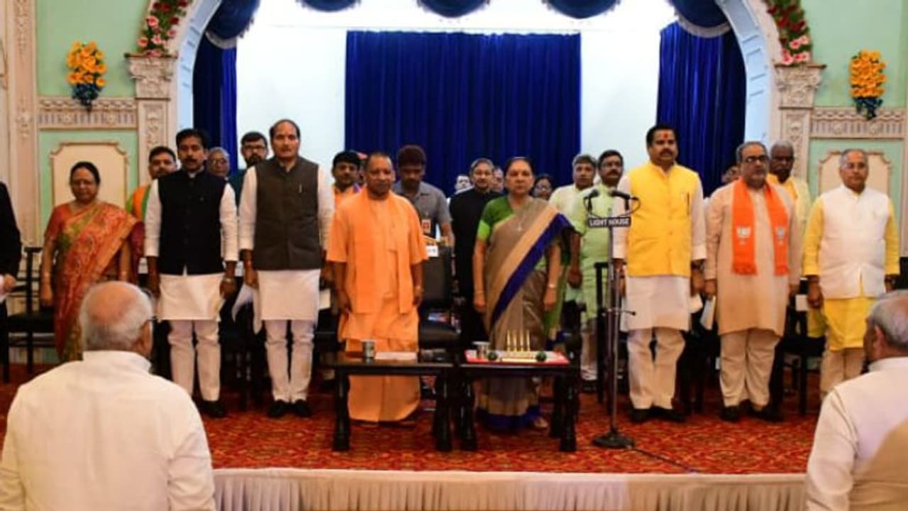 एनालिसिस: ढाई साल बाद हुआ योगी सरकार का पहला मंत्रिमंडल विस्तार; हिंदुत्ववादी छवि जातीय गणित का रखा ध्यान एनालिसिस: ढाई साल बाद हुआ योगी सरकार का पहला मंत्रिमंडल विस्तार; हिंदुत्ववादी छवि जातीय गणित का रखा ध्यान