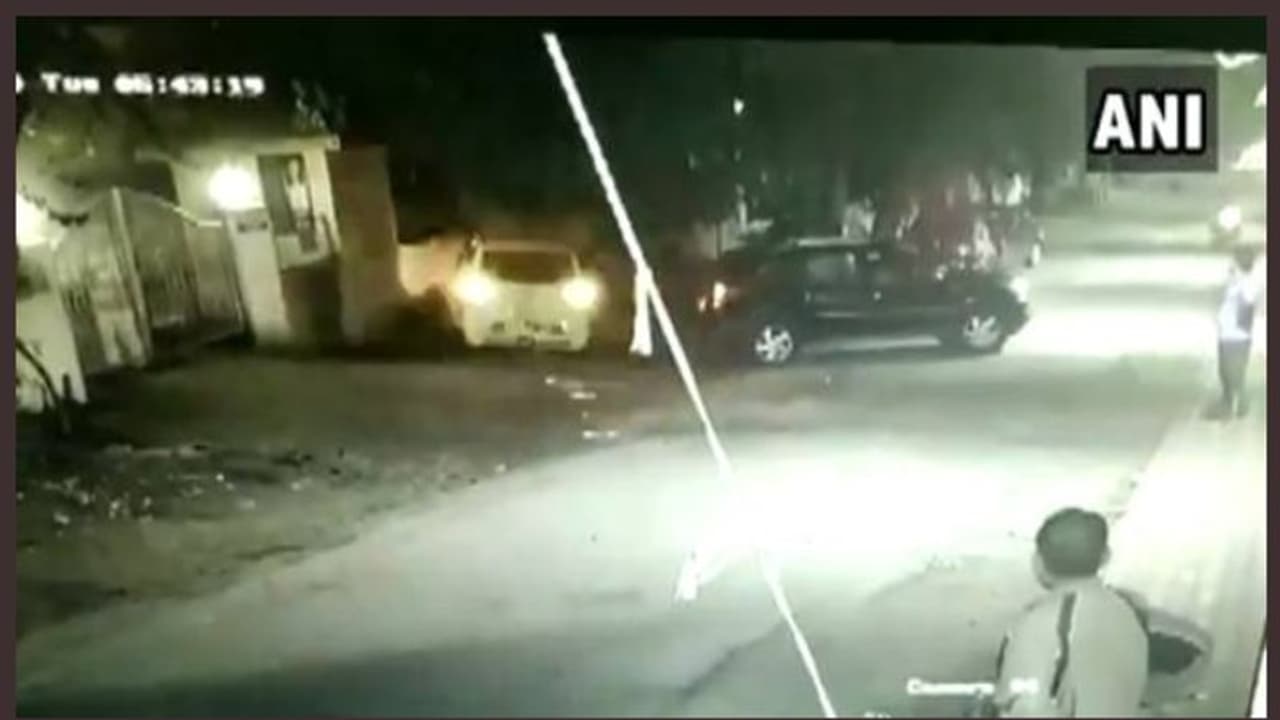 റോഡില്‍ യുവതിയുടെ പരാക്രമം; തകര്‍ന്നത് മൂന്ന് കാറുകള്‍ വീഡിയോ