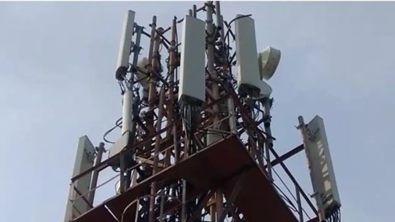 টাওয়ারে আটকে "বীর হনুমান", ত্রাতা হয়ে দেখা দিল মানব সন্তান