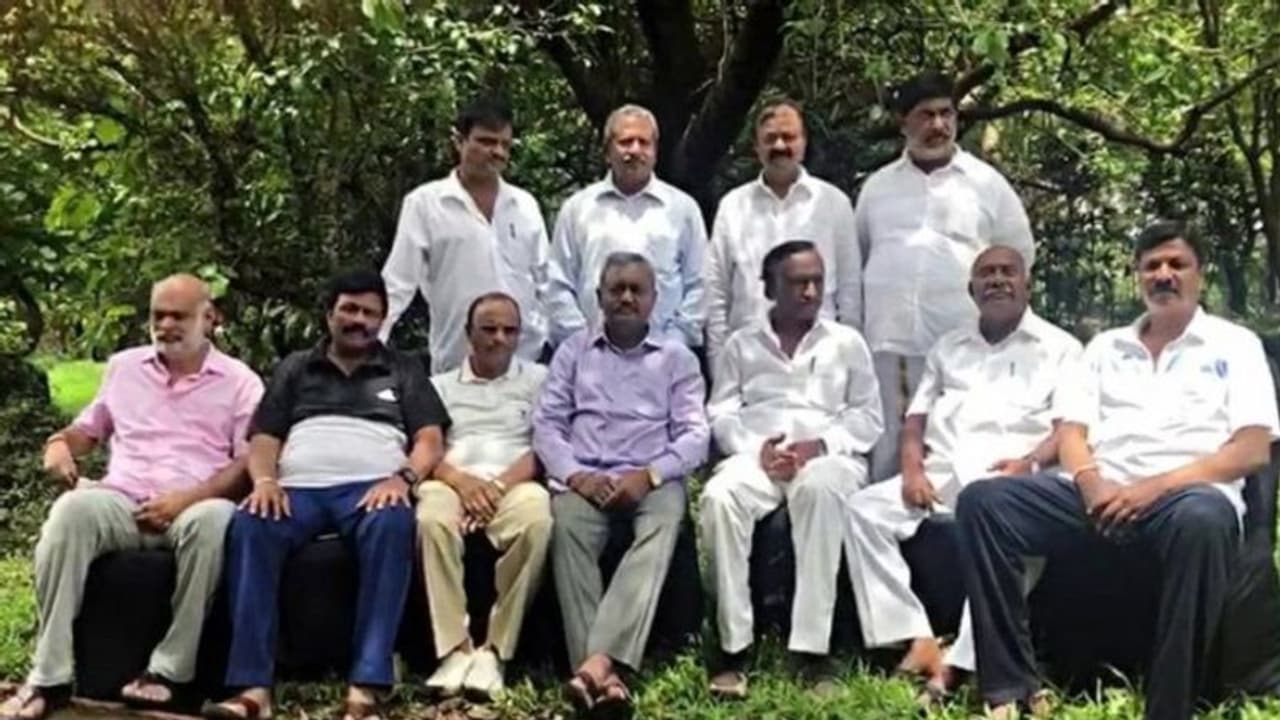 ಅನರ್ಹ ಶಾಸಕರ ದಿಢೀರ್ ದೆಹಲಿ ಟೂರ್ ಹಿಂದಿನ ರಹಸ್ಯವೇನು? ಇಲ್ಲಿದೆ ಅಸಲಿ ಕಾರಣ ಅನರ್ಹ ಶಾಸಕರ ದಿಢೀರ್ ದೆಹಲಿ ಟೂರ್ ಹಿಂದಿನ ರಹಸ್ಯವೇನು? ಇಲ್ಲಿದೆ ಅಸಲಿ ಕಾರಣ