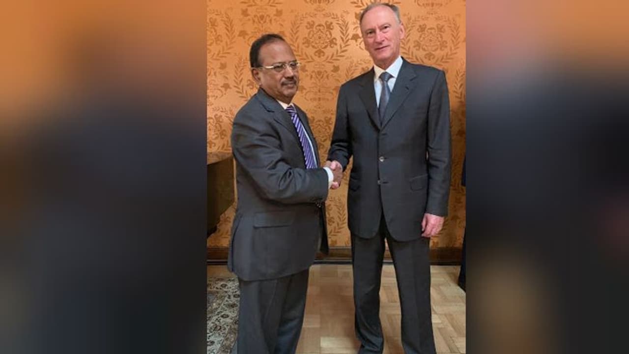 कश्मीर समस्या के बीच अजीत डोभाल ने रूस के एनएसए से मुलाकात की, क्षेत्रीय अंतरराष्ट्रीय मुद्दों पर हुई चर्चा कश्मीर समस्या के बीच अजीत डोभाल ने रूस के एनएसए से मुलाकात की, क्षेत्रीय अंतरराष्ट्रीय मुद्दों पर हुई चर्चा