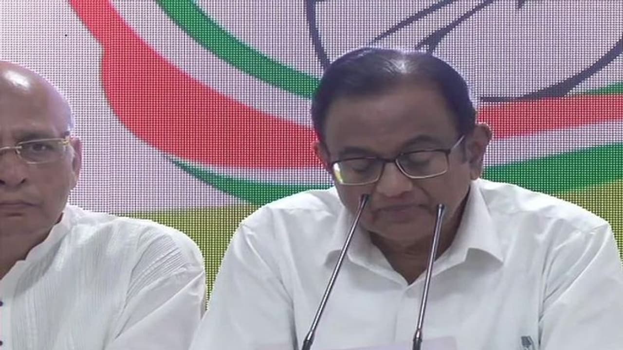 ना कोर्ट पहुंचे ना सीबीआई दफ्तर, चिदंबरम ने की कांग्रेस मुख्यालय में पीसी