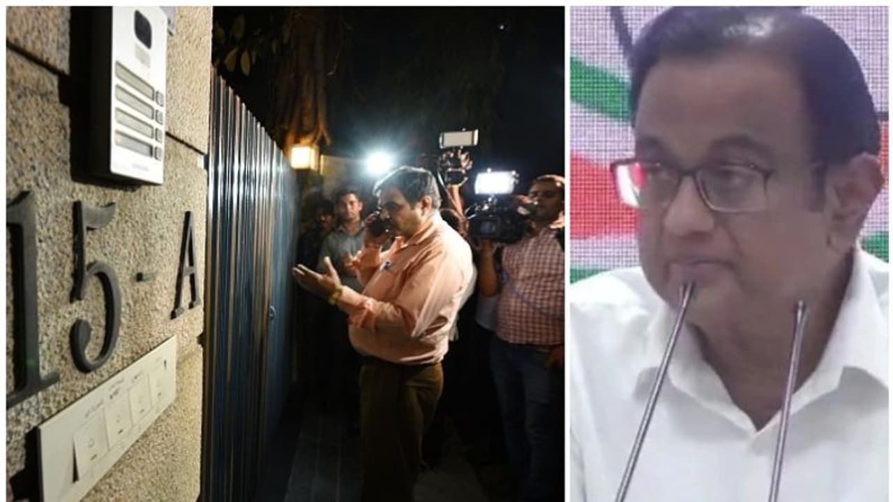 చిదంబరం ఇంటి వద్ద హైడ్రామా: గేట్లు ఎక్కి ఇంట్లోకి వెళ్లిన సీబీఐ అధికారులు చిదంబరం ఇంటి వద్ద హైడ్రామా: గేట్లు ఎక్కి ఇంట్లోకి వెళ్లిన సీబీఐ అధికారులు