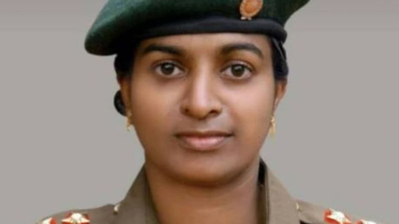 അധ്യാപികയുടെ മരണത്തില് ദുരൂഹതയേറുന്നു; രണ്ട് അധ്യാപകരുടെ പെരഴുതിയ കുറിപ്പ് കണ്ടെടുത്തു അധ്യാപികയുടെ മരണത്തില് ദുരൂഹതയേറുന്നു; രണ്ട് അധ്യാപകരുടെ പെരഴുതിയ കുറിപ്പ് കണ്ടെടുത്തു