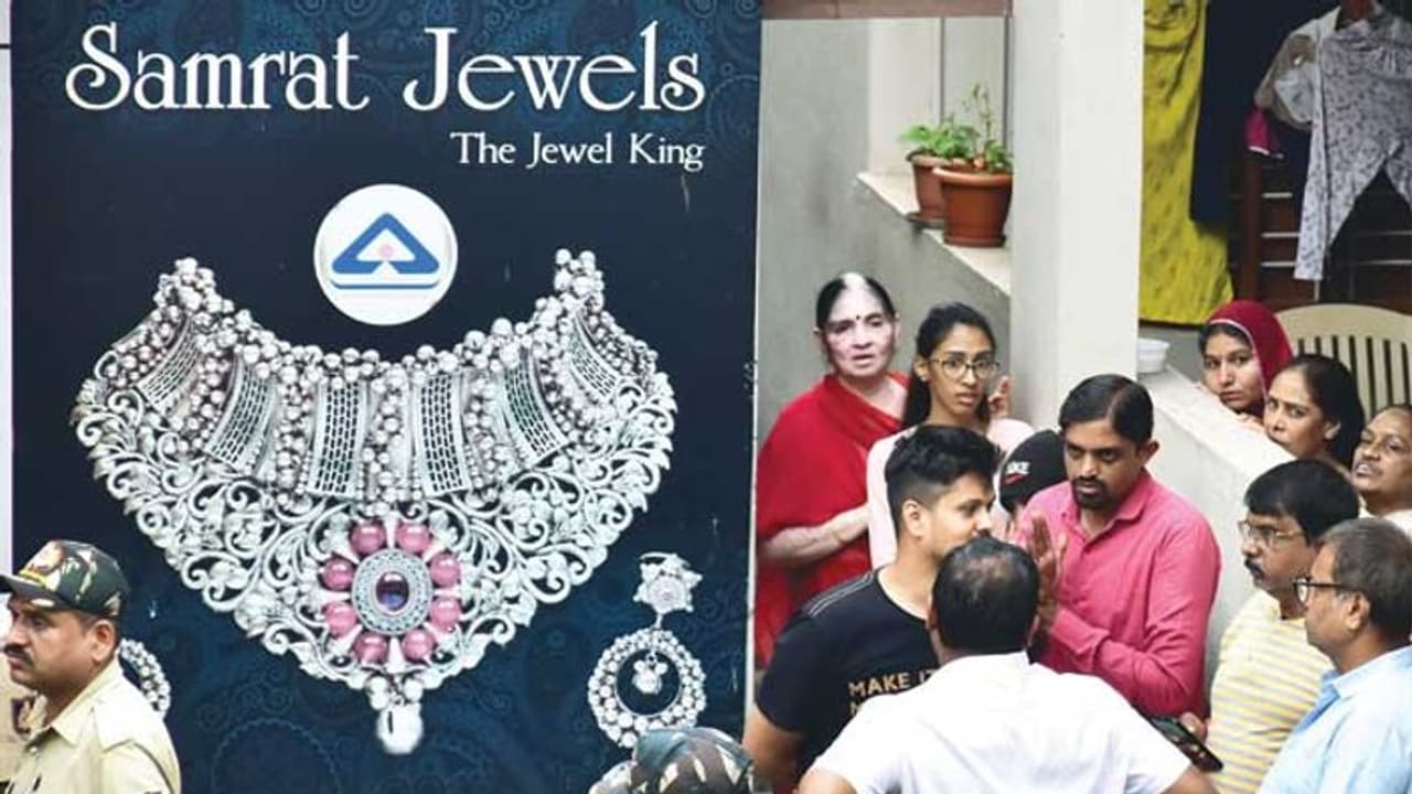 ಜ್ಯುವೆಲ್ಲರಿ ದೋಚಲು ಸೈನಿಕನ ಕರೆಸಿದ ಕಳ್ಳರು!